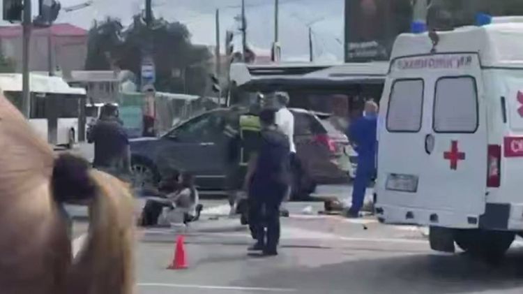 Rusiyada minik avtomobili kütləyə çırpılıb – 7 nəfər xəsarət alıb -  VİDEO