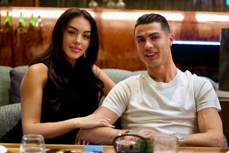Portuqaliyada minlərlə insan kilsənin qarşısında Ronaldunun "saxta" toyunu gözləyib