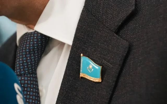 Deputatların döş nişanı qızıldan imiş -  Qiyməti...
