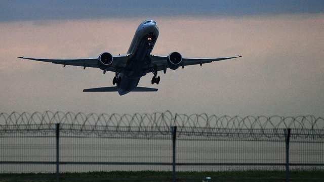 99 sərnişini olan təyyarə təhlükə siqnalı verdi