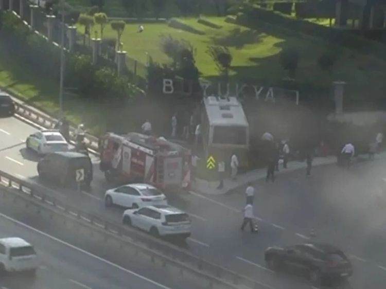 İstanbulda sərnişin avtobusu divara çırpıldı - VİDEO