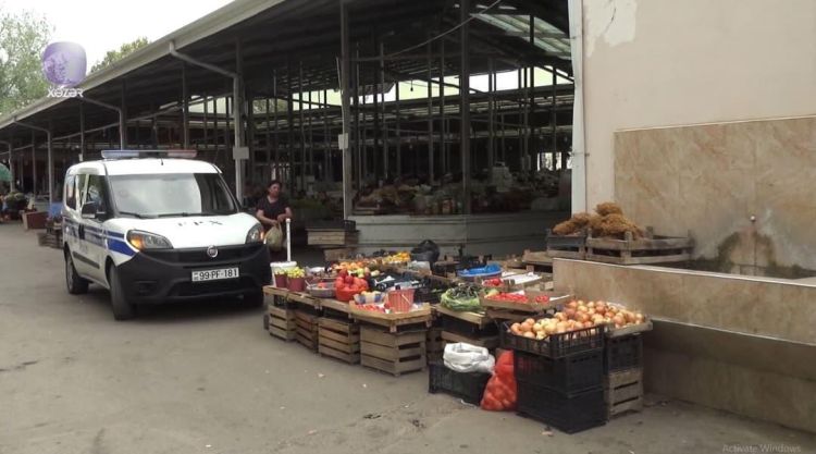 44 yaşlı kişi pula görə bazarın ortasında anasını bıçaqladı -  VİDEO