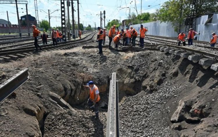 Rusiya Kiyevdə dəmir yolu deposuna raket zərbəsi endirib - ölənlər var
