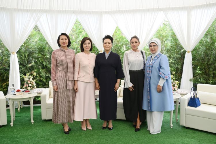 Mehriban Əliyeva Bişkekdə sərgi ilə tanış olub - FOTO 