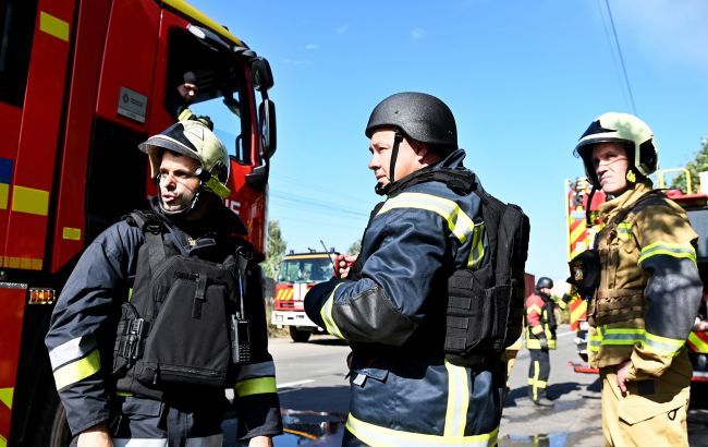 Kiyevə hücum: Hündürmərtəbəli bina və təhsil müəssisəsi yanır, yaralılar var