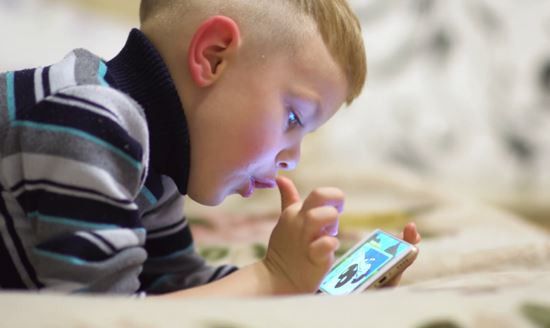 Uşaqların telefon istifadəsi ilə bağlı xəbərdarlıq:  Hər əlavə saat riski artırır