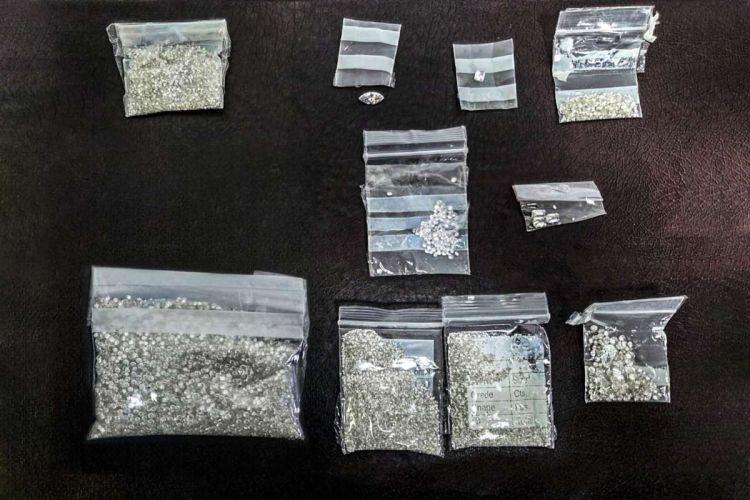 Bakıda iki sərnişinin üzərindən yüzlərlə karatlıq brilyant tapıldı