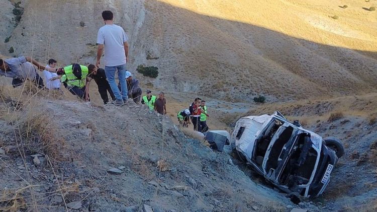 Türkiyədə işçiləri daşıyan mikroavtobus dərəyə aşdı, çox sayda yaralı var