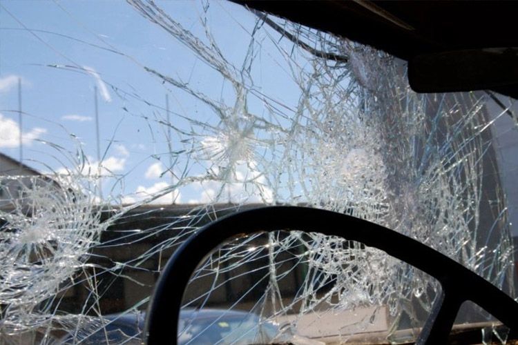 Bakıda maşın ağaca çırpılıb, ölən var
