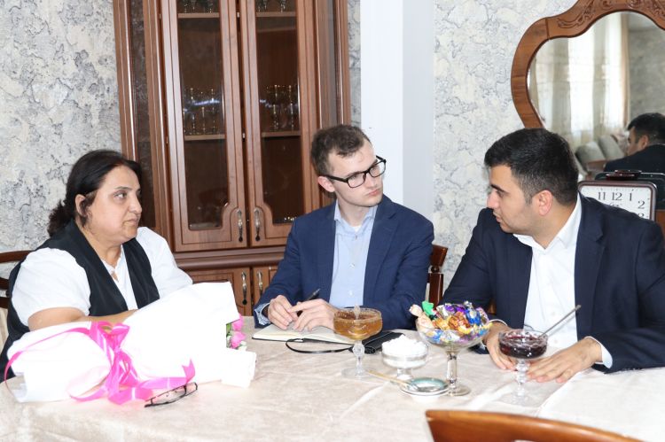 Amerikalı jurnalist Qarabağda keçmiş məcburi köçkünlərlə görüşüb - FOTO 