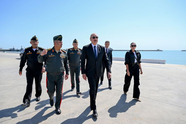 İlham Əliyev və Mehriban Əliyeva Hərbi Dəniz Qüvvələrində olublar