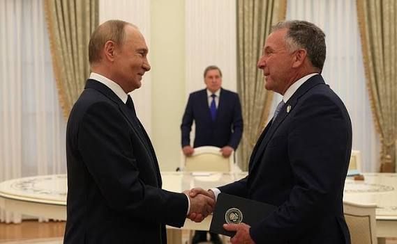 Putin onları yola salan kimi bu ölkəyə getdi