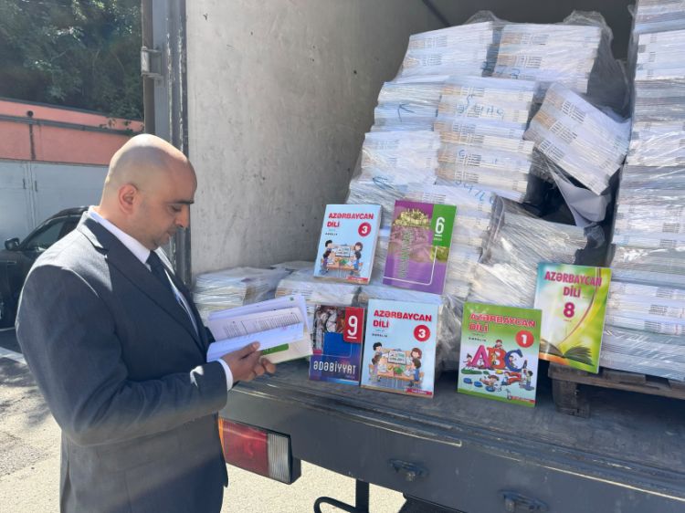 Azərbaycan Gürcüstana 22 mindən çox dərslik göndərib - FOTO 