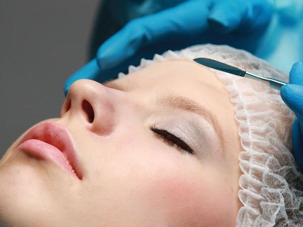 İxtisası olmayan həkimlərin plastik əməliyyat etdiyi aşkarlandı - Rəsmi