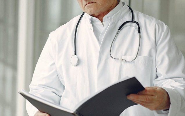Bakıda rüşvət alan iki həkimə cinayət işi açıldı