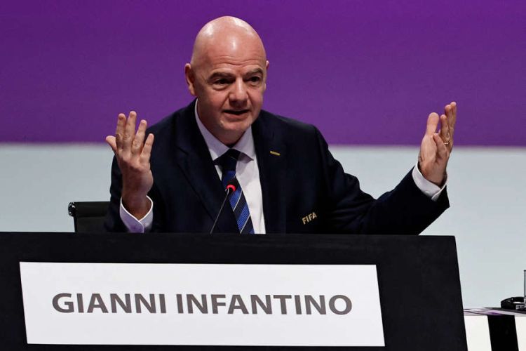 100 mindən çox insan İnfantino ilə bağlı  FİFA-dan araşdırma tələb etdi