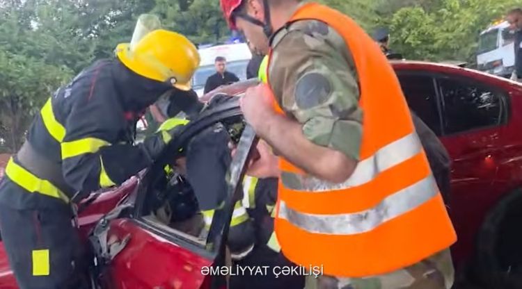 Qaxda qadın sürücü BMW-ni ağaca çırpdı -  VİDEO
