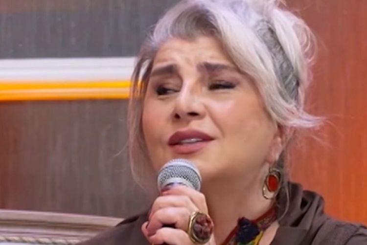 Türkiyəli aktrisa “Sənə də qalmaz” oxudu -  VİDEO