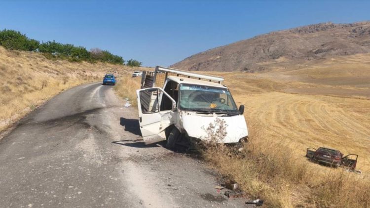 Elazığda iki avtomobili toqquşub: Ölənlər və yaralananlar var