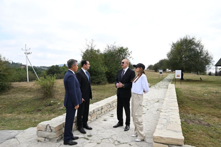 Prezident Pir Ömər Sultan ziyarətgahında aparılan işlərlə tanış olub