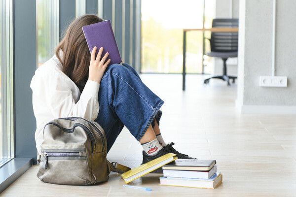 Britaniyada 25 şagird qəribə səbəblərə görə dərsdən uzaqlaşdırılıb