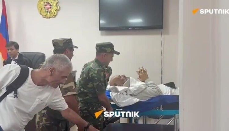 Ermənistanda sabiq nazir məhkəmədən xərəkdə çıxarıldı - VİDEO
