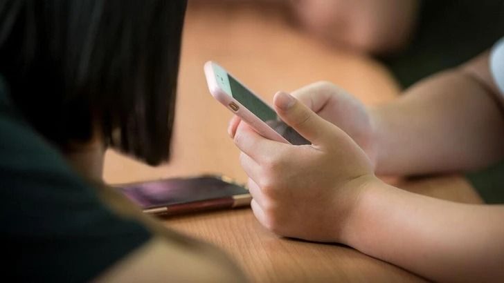 Meksikada məktəblərdə mobil telefondan istifadə  qadağan edildi