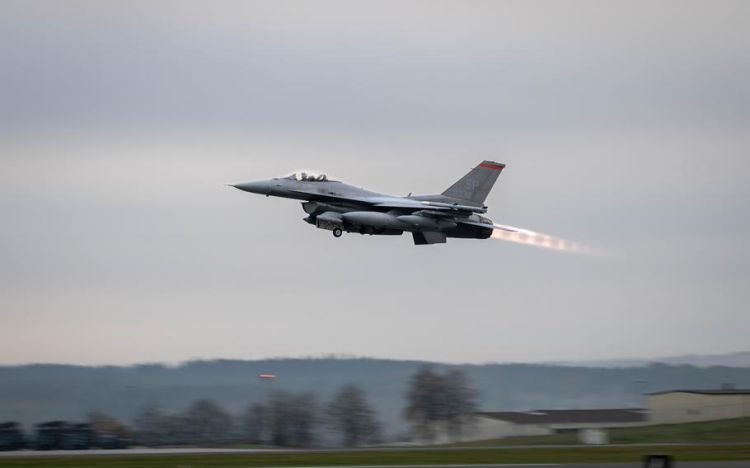 Almaniyadakı ABŞ hərbi bazasında F-16 qırıcısı qəzaya uğradı -  VİDEO