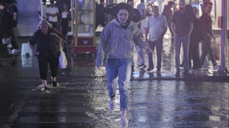 Ankarada güclü yağış: yolları su basdı