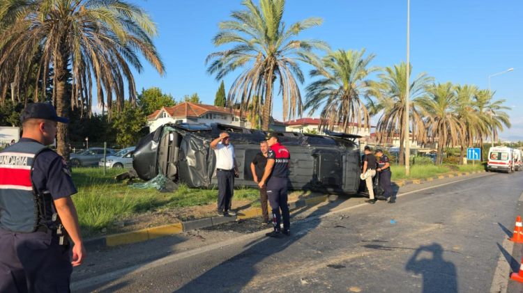 Antalyada tur mikroavtobusu və iki avtomobil toqquşdu: 16 yaralı