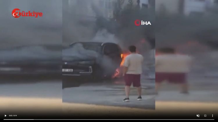 Park edilmiş elektrikli avtomobil alovlanıb - VİDEO