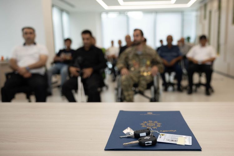 Müharibə və hərbi xidmətlə bağlı əlilliyi olan şəxslərə daha 19 avtomobil təqdim edildi - FOTO