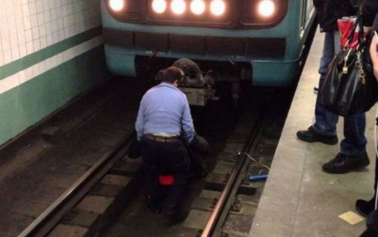 Bakı metrosunda kişi qatar yoluna tullandı