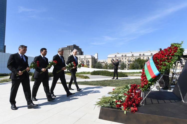 Anım Günü ilə əlaqədar Nazirliyin kollektivi Zəfər abidəsini ziyarət edib - FOTO