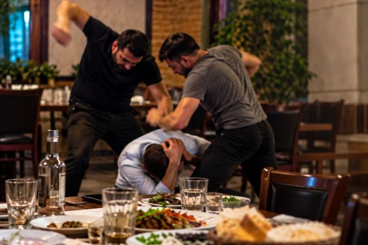 Yeyib-içəndən sonra dostlarını döyüb öldürdülər