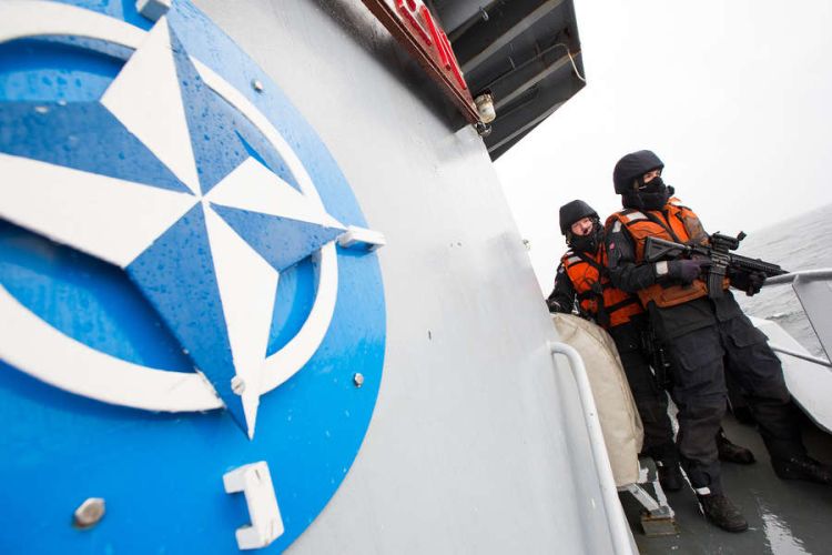 NATO şərti Rusiya gəmisini ələ keçirdi - Təlimdə...