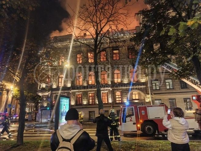 Sankt-Peterburqun mərkəzində dəhşətli yanğın: Tarixi malikanə alova büründü