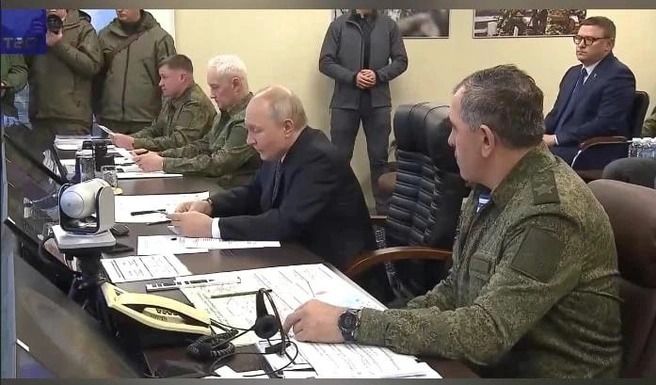 Putin 47 mindən çox hərbçinin iştirak etdiyi təlimləri izlədi - VİDEO