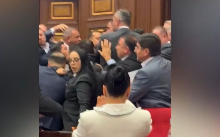 Ermənistan parlamentində deputatlar arasında dava düşdü - VİDEO