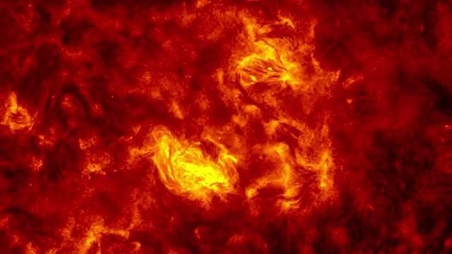 Yerə doğru nəhəng plazma buludları hərəkət edir