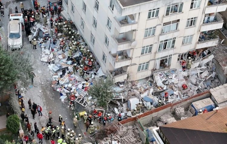 İstanbulda yaşayış binası çökdü - Dağıntılar altında qalanlar var - FOTO/VİDEO
