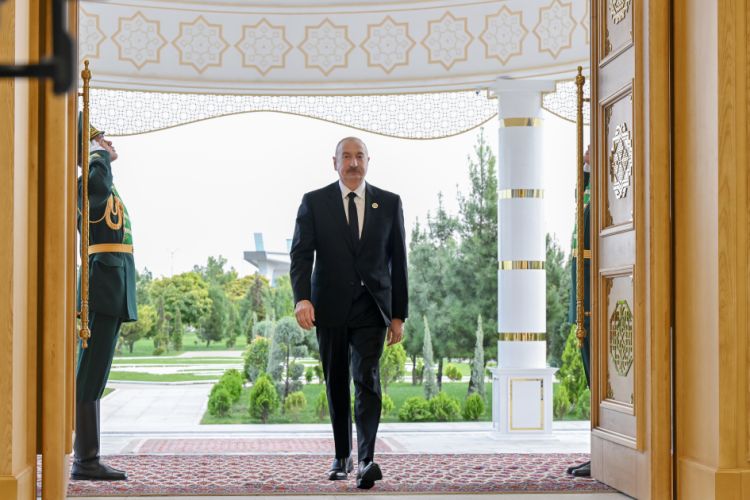 İlham Əliyev Türkmənbaşı şəhərində "Avaza" Kompleksinə gəlib