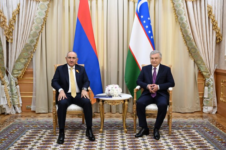 Özbəkistan Prezidenti Ermənistanın Baş naziri ilə ikitərəfli münasibətlərin inkişafını müzakirə edib