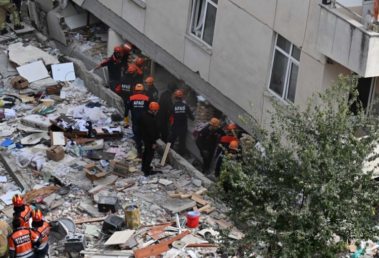İstanbulda binanın çökməsi nəticəsində ölənlərin sayı 5 nəfərə çatdı