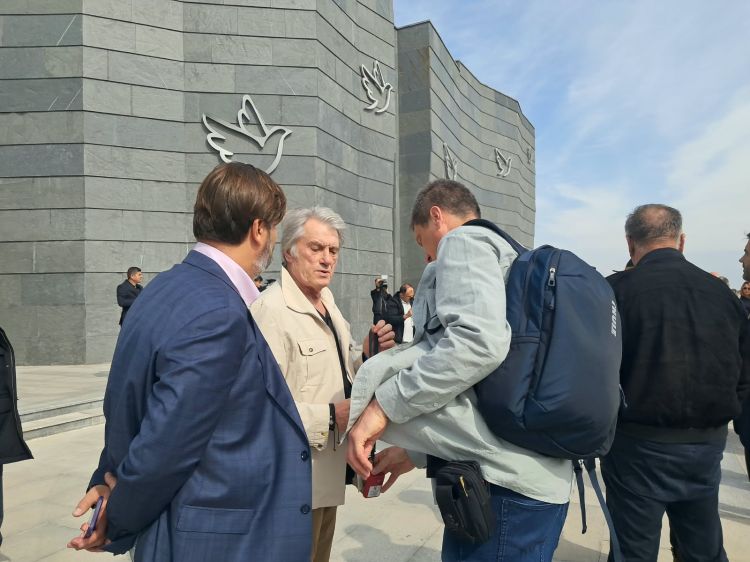 Beynəlxalq konfrans iştirakçıları Xocalı soyqırımı memorialını ziyarət ediblər - FOTO 
