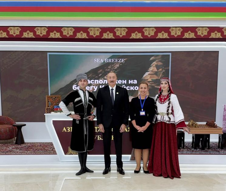 İlham Əliyev "Avaza" Kompleksində iştirakçı ölkələrin milli stendləri ilə tanış olub - FOTO 