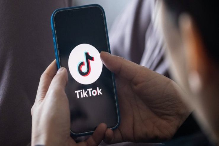 Canlı yayımda söyüş söyən "tiktoker"lər həbs olundu