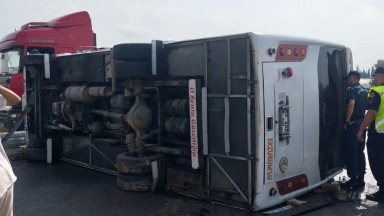 Türkiyədə turistləri daşıyan avtobus aşıb
