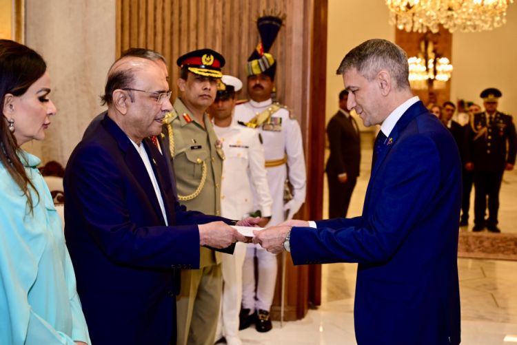 Səfirimiz etimadnaməsini Pakistan Prezidentinə təqdim etdi - FOTO 