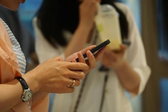 Qusarda qonşusunu telefonla çəkən qadın döyüldü